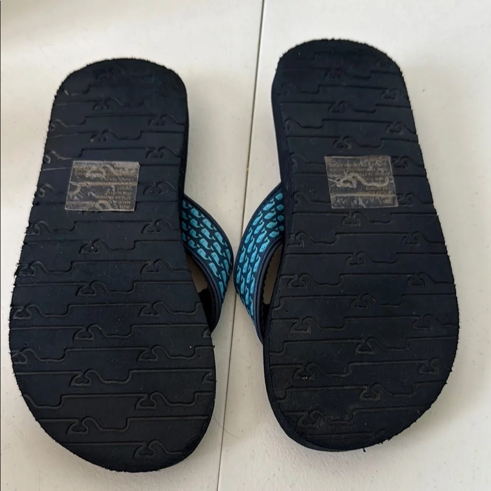 *CHILDREN’S VINEYARD VINES WHALE PATTERN FLIP FLOPS (sz 3)